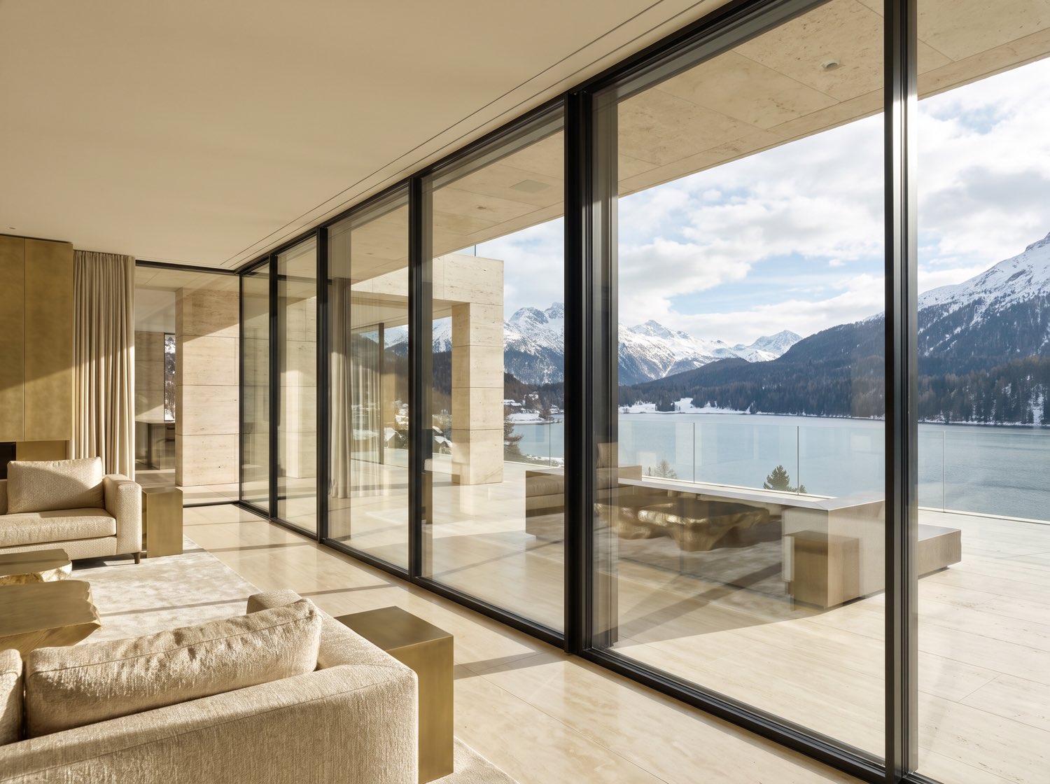 Bodentiefe Panoramaverglasung mit schlanken Rahmen in einer Luxusvilla mit Seeblick