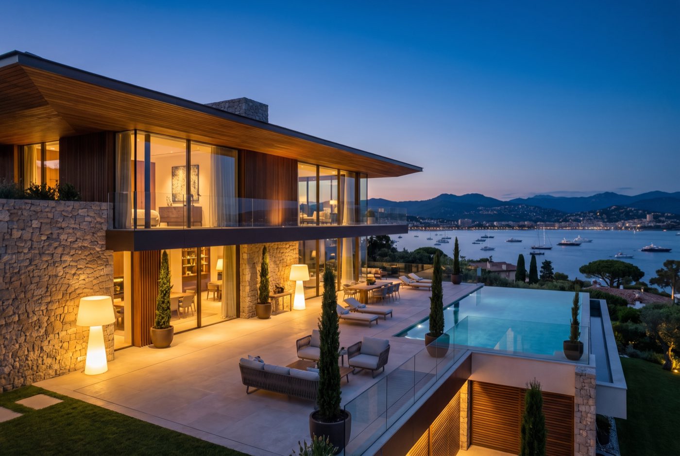 Luxusvilla an der Côte d’Azur in Cannes mit grossen Glasfenstern und Blick auf die Bucht