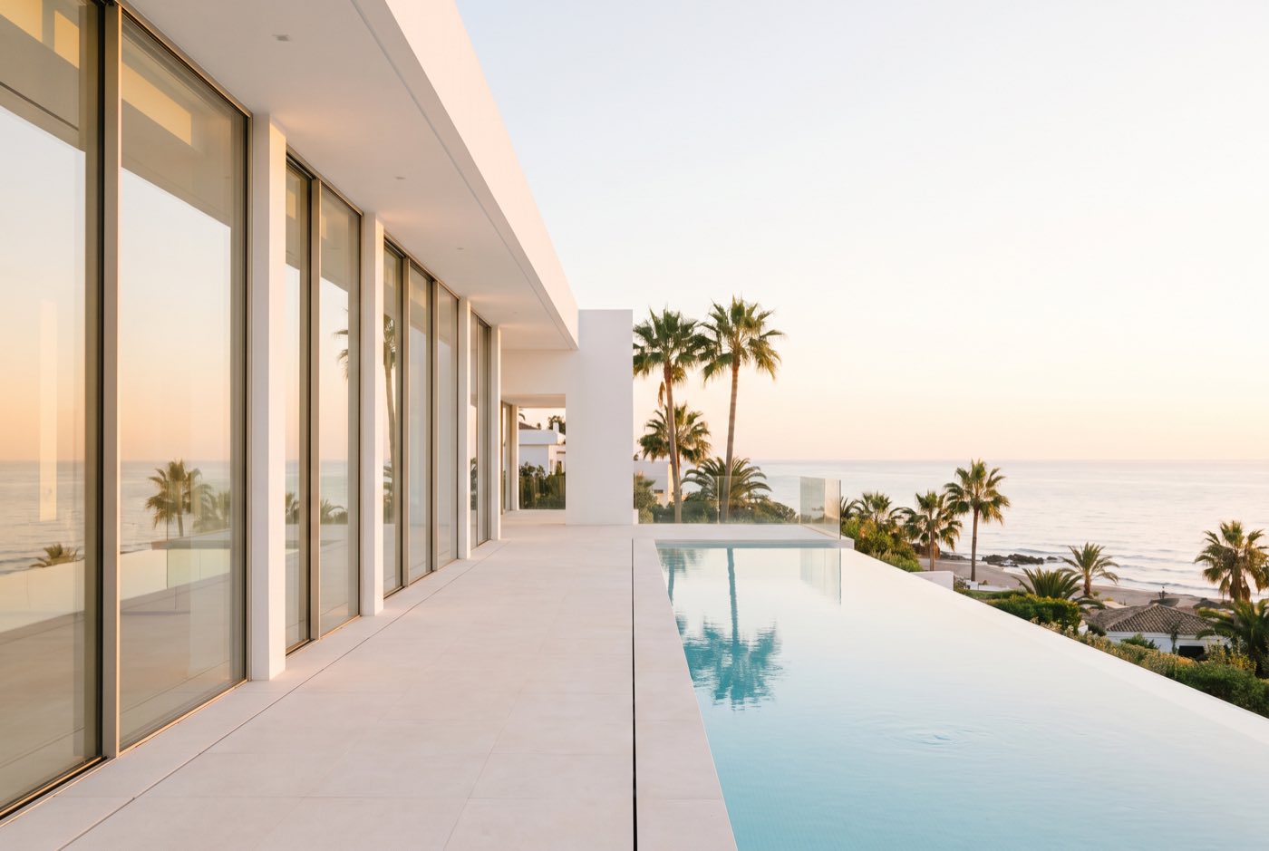 Moderne Luxusvilla in Marbella mit bodentiefen Fenstern und Infinity-Pool am Mittelmeer